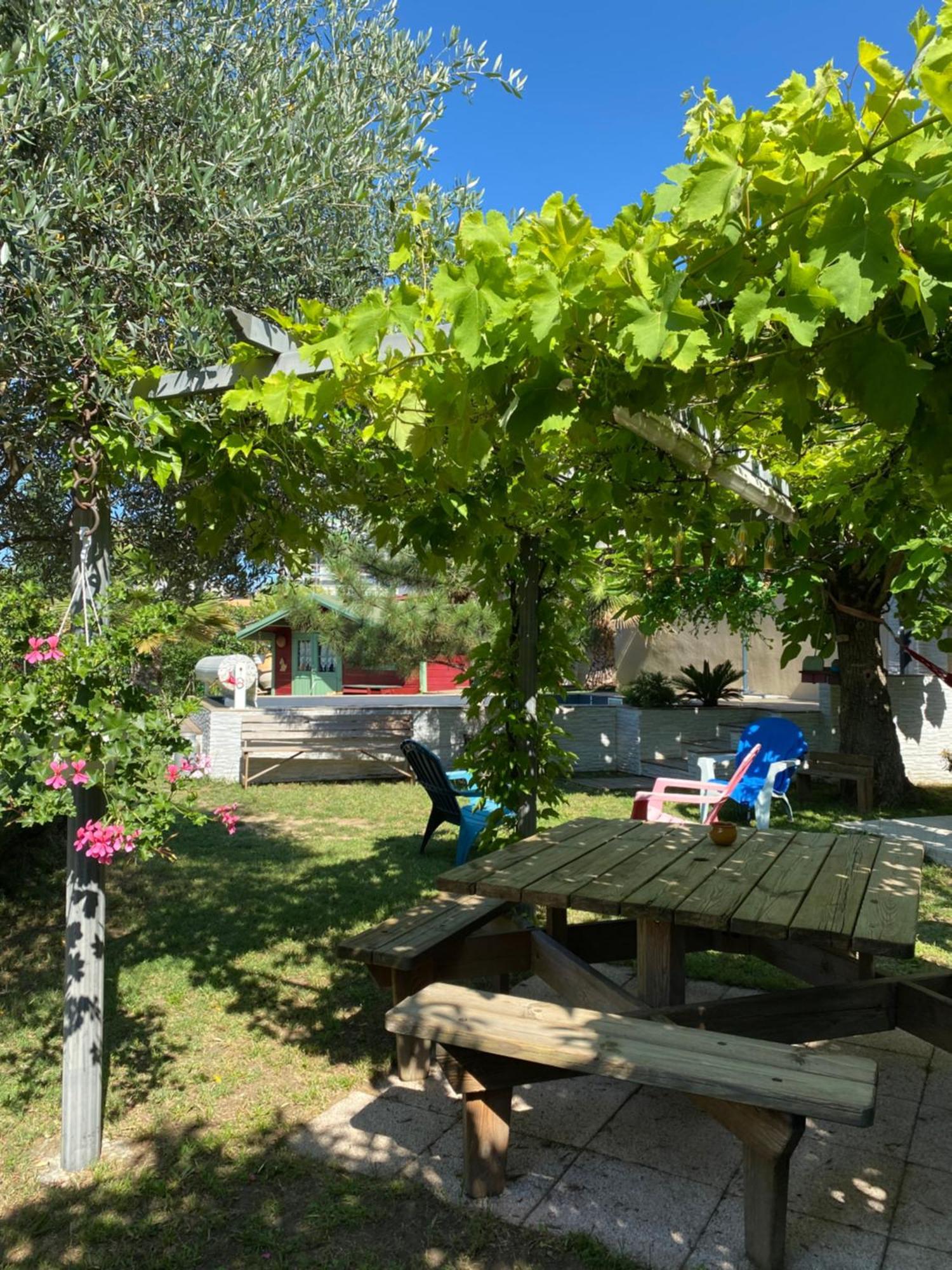 Chambre D'Hotes Le Cypres Bleu Roussillon  Luaran gambar