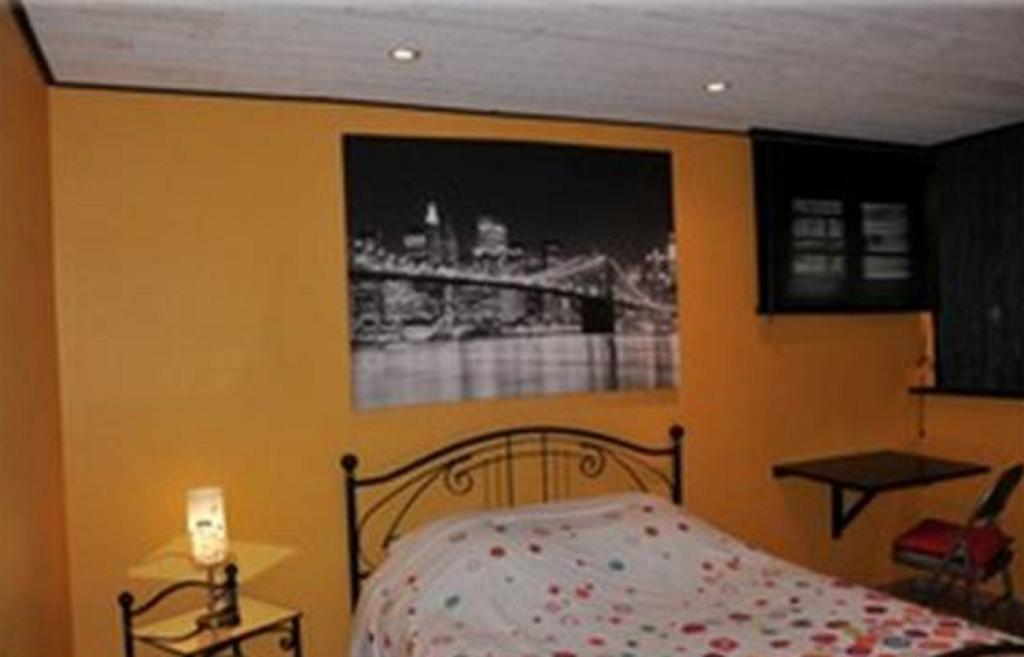 Chambre D'Hotes Le Cypres Bleu Roussillon  Bilik gambar